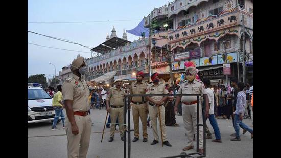 Cops stand guard outside a Krishna temple in Model town area in Ludhiana on Monday. (Harsimar Pal Singh/HT)