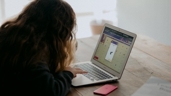 Study finds stressed teens benefit from spending time online in moderation(Unsplash) Study finds stressed teens benefit from spending time online in moderation(Unsplash)