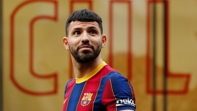 Barcelona veterans take pay cuts so club can register Aguero (REUTERS)
