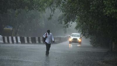 As per the IMD’s seven-day forecast, the city will have a “generally cloudy sky with one or two spells of rain or thundershowers” till Saturday. (Parveen Kumar/HT Photo)