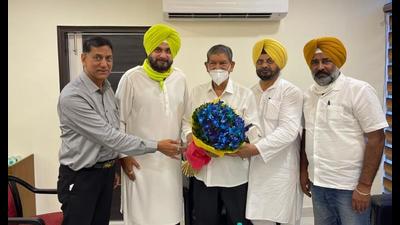 The meeting was also attended by PPCC general secretary Pargat Singh and two co-presidents Kuljit Singh Nagra and Pawan Goel (HT photo)