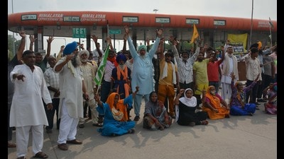Farmers blocking Zirakpur-Shimla highway at Chandimander toll plaza in protest against lathicharge on peasants in Karnal. (HT Photo)