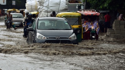 Vehicles wade through the flooded road during heavy rainfall in New Delhi on August 31. (ANI) Vehicles wade through the flooded road during heavy rainfall in New Delhi on August 31. (ANI)