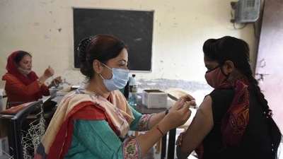 The total number of people across India who have now received at least one shot of the vaccine has surpassed 500 million, data shows. (Parveen Kumar/HT Photo)