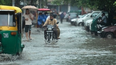 People wade through a waterlogged stretch near Mandawali in New Delhi on August 31. (HT Photo/Raj K Raj) People wade through a waterlogged stretch near Mandawali in New Delhi on August 31. (HT Photo/Raj K Raj)