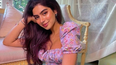 Khushi Kapoor poses in a purple dress. Khushi Kapoor poses in a purple dress.