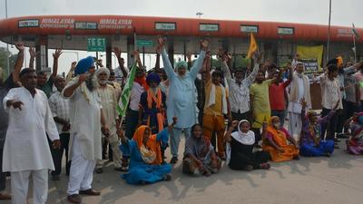 Farmers block Zirakpur-Shimla highway at Chandimander toll plaza while protesting against the new farm laws, in Panchkula, Haryana on August 28. (HT photo) Farmers block Zirakpur-Shimla highway at Chandimander toll plaza while protesting against the new farm laws, in Panchkula, Haryana on August 28. (HT photo)