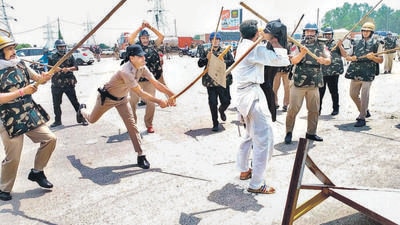Police lathi charge farmers at Karnal's Bastara toll plaza during a protest against the farm laws, in Karnal on Saturday, August 28. (Manoj Dhaka / Hindustan Times) Police lathi charge farmers at Karnal's Bastara toll plaza during a protest against the farm laws, in Karnal on Saturday, August 28. (Manoj Dhaka / Hindustan Times)