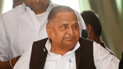 UP BJP chief Swatantra Dev paid a surprise visit to the Samajwadi Party (SP) patron Mulayam Singh Yadav. (HT File) UP BJP chief Swatantra Dev paid a surprise visit to the Samajwadi Party (SP) patron Mulayam Singh Yadav. (HT File)