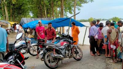 A large number of villagers have taken shelter on roads and higher ground in Sangrampur block of East Champaran district of Bihar. (HT Photo/Jai Prakash) A large number of villagers have taken shelter on roads and higher ground in Sangrampur block of East Champaran district of Bihar. (HT Photo/Jai Prakash)