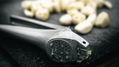 Highly nutritious: A single garlic clove contains Manganese, vitamin B6, vitamin C, selenium and fibre. It also contains decent amounts of calcium, copper, potassium, phosphorus, iron and vitamin B1. (Unsplash)