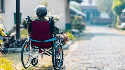May help prevent Alzheimer’s disease and dementia: The effects on reducing cholesterol and blood pressure, as well as the antioxidant properties in garlic, may all contribute to reducing the risk of common brain diseases like Alzheimer’s disease and dementia. (Unsplash)