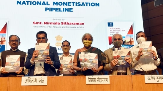 Union finance minister Nirmala Sitharaman launches the National Monetisation Pipeline in the presence of Niti Aayog VC Dr Rajiv Kumar (right), CEO Amitabh Kant (left), and secretaries of infrastructure line ministries, in New Delhi(Sanjeev Verma/HT Photo)