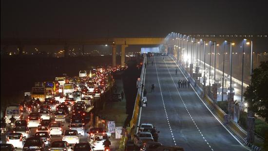 As part of its walk plans, DDA has proposed traffic-calming measures, wide pedestrian pathways, and cycling lanes in a radius of 500m around Metro stations. (Sanchit Khanna/HT Photo)