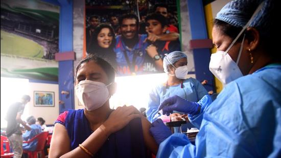 Healthcare worker inoculates a beneficiary at Shahaji Raje Sports Complex, Andheri (West). (HT PHOTO)