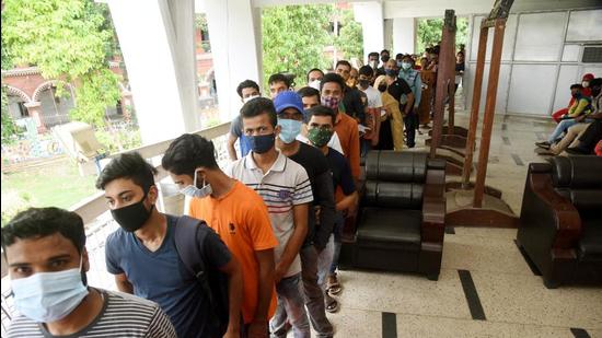 Beneficiaries queue up for COVID-19 vaccine at S.K. Memorial hall in Patna. (Santosh Kumar/HT)