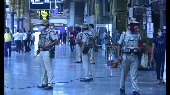 The Kanpur gang was busted in June at Kanpur Central Railway Station in Uttar Pradesh, where 16 men were arrested for possessing fake railway ID cards. (Anshuman Poyrekar/HT PHOTO)