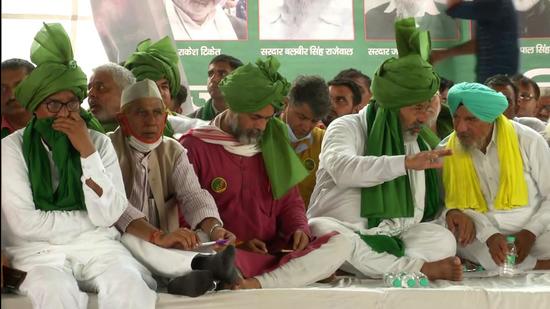 BKU leader Rakesh Tikait, Swaraj India chief Yogendra Yadav, and others participate in Kisan Mahapanchayat during farmers’ protest in Nuh on August 29. (File photo) BKU leader Rakesh Tikait, Swaraj India chief Yogendra Yadav, and others participate in Kisan Mahapanchayat during farmers’ protest in Nuh on August 29. (File photo)