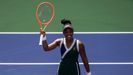 Sloane Stephens, of the United States, waves to the crowd after defeating Madison Keys, of the United States, during the first round of the US Open tennis championships, Monday, Aug. 30, 2021, in New York. (AP Photo/Seth Wenig)(AP)