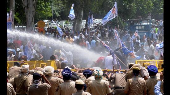 Chandigarh Police using water cannon to disperse the protesters in Chandigarh’s Sector 17 on Tuesday. (Ravi Kumar/Hindustan Times)