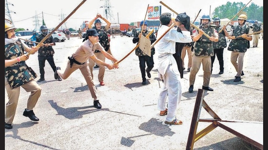At least 10 farmers were injured in the Karnal police action on Saturday. (HT Photo)