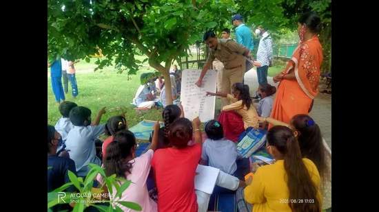 Prayagraj police teaching slum kids. (HTPhoto) Prayagraj police teaching slum kids. (HTPhoto)