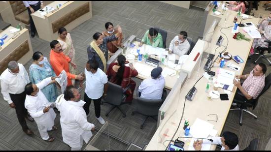 Councillors along with the new commissioner, Anindita Mitra, during the House meeting at the municipal corporation’s office in Sector 17, Chandigarh, on Tuesday. (Ravi Kumar/HT)