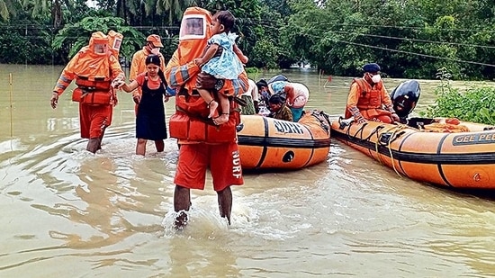 NDRF rescue people at flood-hit Sesa Pani village in Bongaigaon district of Assam.(HT_PRINT)
