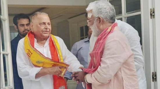 Samajwadi Party patron Mulayam Singh Yadav and UP BJP chief Swatantra Dev Singh during a meeting in Lucknow ahead of the Shraddhanjali Sabha (memorial meeting) for Kalyan Singh in Lucknow. (Photto courtesy- twitter)