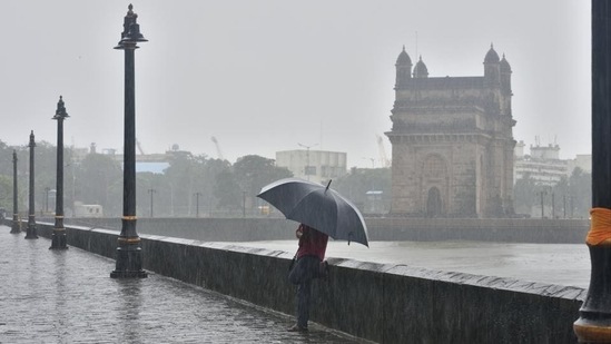 Officials at the weather forecasting department have sounded a yellow alert in the city on Tuesday and Wednesday.(Satish Bate/HT PHOTO) Officials at the weather forecasting department have sounded a yellow alert in the city on Tuesday and Wednesday.(Satish Bate/HT PHOTO)