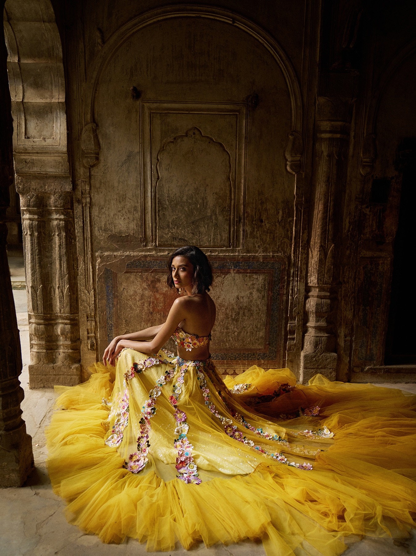 Couturier Rahul Mishra’s collection Articulated with age-old techniques of hand embroidery- his signature style - the ensembles are weightless, despite the intricacy of details pushing forward the idea of modern day couture Couturier Rahul Mishra’s collection Articulated with age-old techniques of hand embroidery- his signature style - the ensembles are weightless, despite the intricacy of details pushing forward the idea of modern day couture