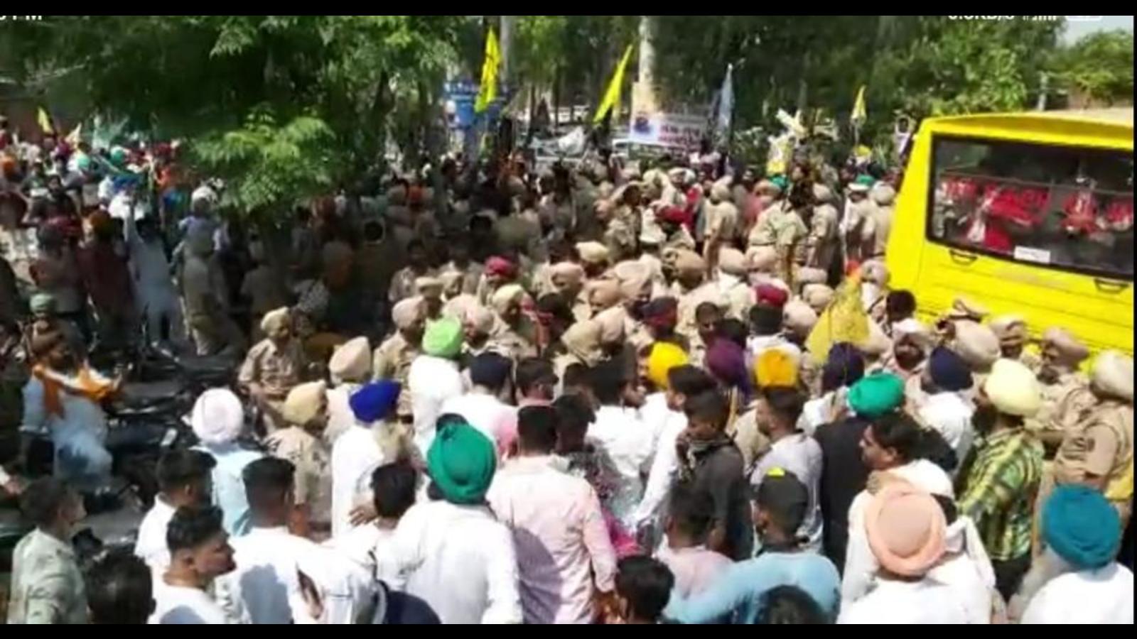 Farmers block Sukhbir’s motorcade in Mattewara - Hindustan Times