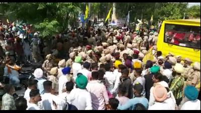 Farmers protesting against SAD chief Sukhbir Singh Badal. Farmers protesting against SAD chief Sukhbir Singh Badal.