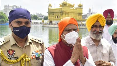 Punjab governor Banwarilal Purohit after paying obeisance at the Golden Temple in Amritsar on Wednesday. (Sameer Sehgal/HT)