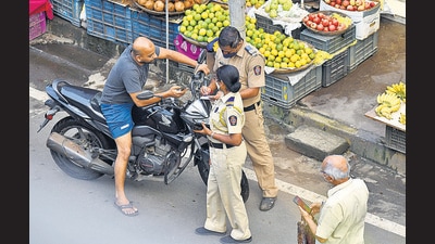 Police personnel fine citizens for violating Covid-19 norms by not wearing masks, at Vile Parleon Wednesday. (SATISH BATE/HT) Police personnel fine citizens for violating Covid-19 norms by not wearing masks, at Vile Parleon Wednesday. (SATISH BATE/HT)