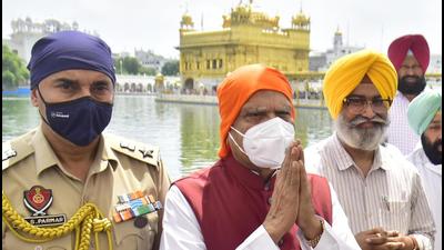 Punjab governor Banwarilal Purohit paying obeisance at Golden Temple in Amritsar on Wednesday. (Sameer Sehgal/HT)