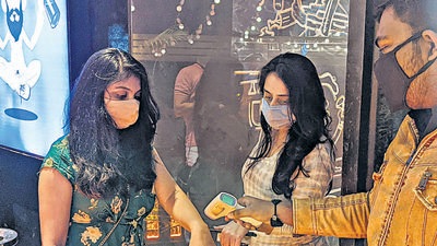 Covid norms are enforced at this pub in Koregaon park, with all guests screened before entry. (Shankar Narayan/HT PHOTO) Covid norms are enforced at this pub in Koregaon park, with all guests screened before entry. (Shankar Narayan/HT PHOTO)