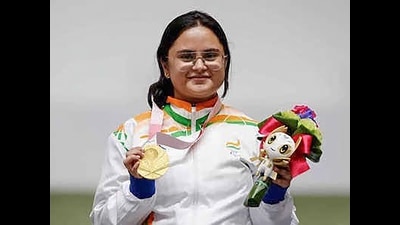 Avani Lekhara poses for photographs while standing on the podium after receiving the gold medal in women's 10m air rifle standing SH1 event at the Tokyo Paralympics. (Photo : PTI) Avani Lekhara poses for photographs while standing on the podium after receiving the gold medal in women's 10m air rifle standing SH1 event at the Tokyo Paralympics. (Photo : PTI)