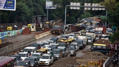 Ashram, which connects south and central Delhi and virtually serves as the link between two NCR cities — Noida and Faridabad — sees over 350,000 vehicles passing every day during peak rush hours in the mornings and evenings. (Photo by Sanjeev Verma/ Hindustan Times) (Sanjeev Verma/HT PHOTO)