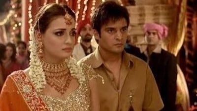 Dia Mirza and Jimmy Sheirgill in a still from Lage Raho Munna Bhai. Dia Mirza and Jimmy Sheirgill in a still from Lage Raho Munna Bhai.