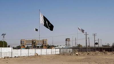 General view of the Pakistan's flag and the Taliban's flag in the background as seen from the Friendship Gate crossing point in the Pakistan-Afghanistan border town of Chaman, in Pakistan. (File Photo / REUTERS) General view of the Pakistan's flag and the Taliban's flag in the background as seen from the Friendship Gate crossing point in the Pakistan-Afghanistan border town of Chaman, in Pakistan. (File Photo / REUTERS)