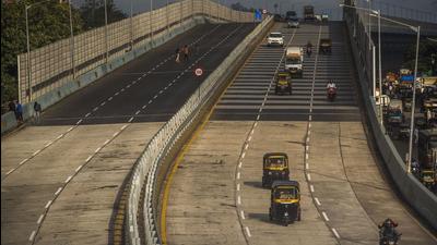 Traffic on the newly-constructed Ghatkopar-Mankhurd Link Road flyover stopped on Wednesday. (Pratik Chorge/HT Photo)