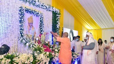 Uttar Pradesh chief minster Yogi Adityanath offering floral tribute to Kalyan Singh’s portrait at Atrauli in Aligarh, Uttar Pradesh. (HT Photo) Uttar Pradesh chief minster Yogi Adityanath offering floral tribute to Kalyan Singh’s portrait at Atrauli in Aligarh, Uttar Pradesh. (HT Photo)