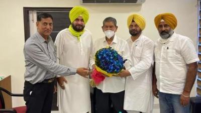 Punjab Congress leaders, led by Navjot Singh Sidhu, welcoming AICC in-charge of state affairs Harish Rawat in Chandigarh on Tuesday. (HT Photo)
