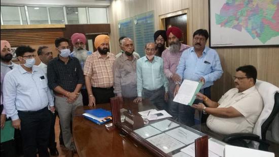 Members of MC employees’ union submitting a memorandum with MC Commissioner Sabharwal seeking cancellation of the FIR in Ludhiana on Wednesday. (HT Photo)