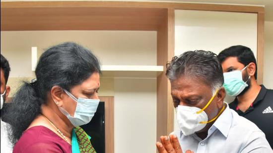 VK Sasikala, expelled AIADMK leader offers his condolences to AIADMK Co-coordinator O Panneerselvam following the demise of the latter's wife Vijayalakshmi in Chennai on Wednesday. (ANI)