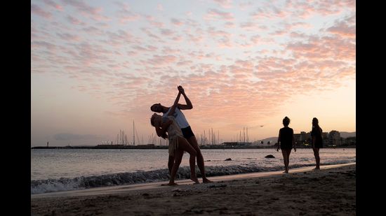 Tour and travel operators are seeing an increase in requests from couples for foreign vacation packages (Photo: Jaime Reina / AFP) Tour and travel operators are seeing an increase in requests from couples for foreign vacation packages (Photo: Jaime Reina / AFP)