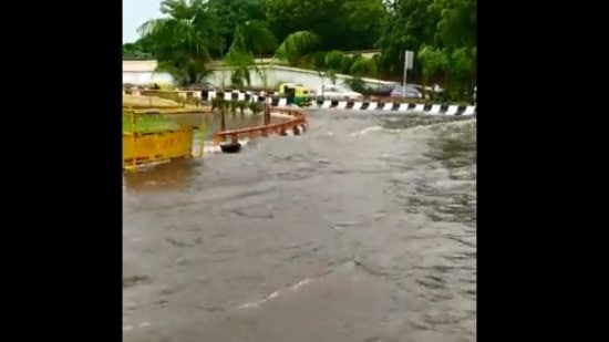 Delhi Rains: The image shows a waterlogged road.(Twitter/@MyNameUbaid)