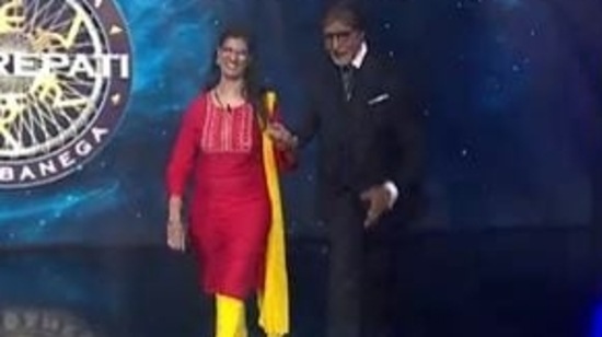 Amitabh Bachchan with Himani Bundela on Kaun Banega Crorepati.