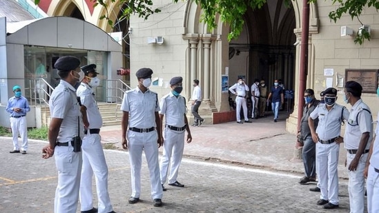 Police personnel stand guard at the Calcutta high court, during a hearing in the Narada scam case earlier this year. (PTI)